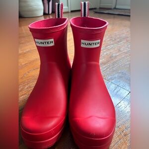 Like New Hunter Bold Red Waterproof Boots